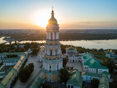 Şafakta Kiev Pechersk Lavra. Açık bir sabah. Hava aracı görünümü.