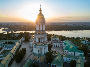 Şafakta Kiev Pechersk Lavra. Açık bir sabah. Hava aracı görünümü.