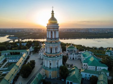 Şafakta Kiev Pechersk Lavra. Açık bir sabah. Hava aracı görünümü.