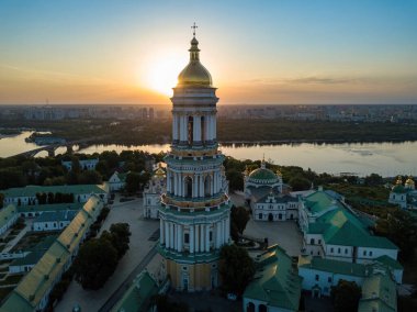 Şafakta Kiev Pechersk Lavra. Açık bir sabah. Hava aracı görünümü.