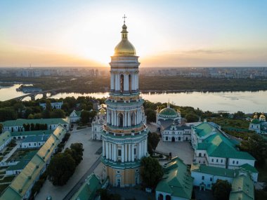 Şafakta Kiev Pechersk Lavra. Açık bir sabah. Hava aracı görünümü.