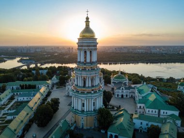 Şafakta Kiev Pechersk Lavra. Açık bir sabah. Hava aracı görünümü.