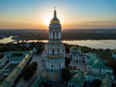 Şafakta Kiev Pechersk Lavra. Açık bir sabah. Hava aracı görünümü.