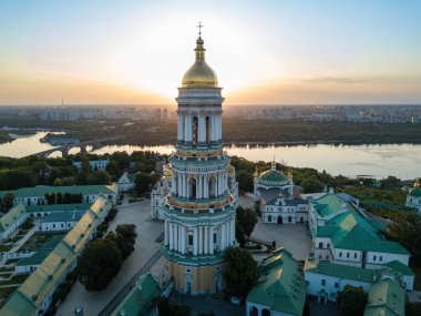 Şafakta Kiev Pechersk Lavra. Açık bir sabah. Hava aracı görünümü.