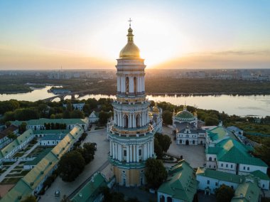 Şafakta Kiev Pechersk Lavra. Açık bir sabah. Hava aracı görünümü.