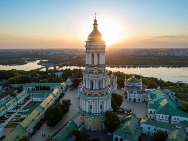 Şafakta Kiev Pechersk Lavra. Açık bir sabah. Hava aracı görünümü.