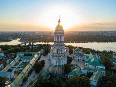 Şafakta Kiev Pechersk Lavra. Açık bir sabah. Hava aracı görünümü.