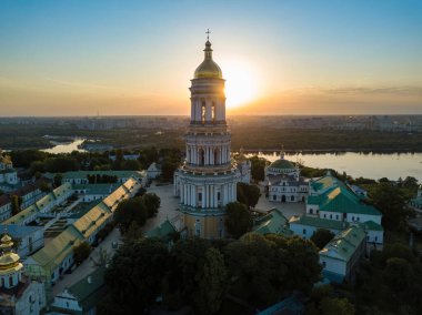 Şafakta Kiev Pechersk Lavra. Açık bir sabah. Hava aracı görünümü.