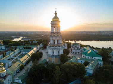 Şafakta Kiev Pechersk Lavra. Açık bir sabah. Hava aracı görünümü.