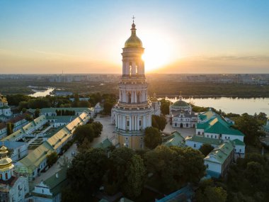 Şafakta Kiev Pechersk Lavra. Açık bir sabah. Hava aracı görünümü.