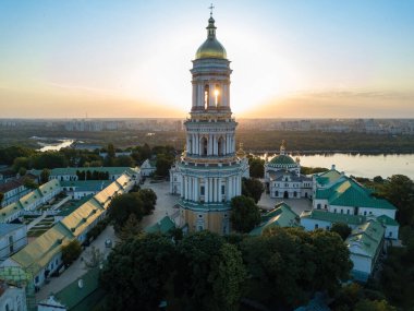 Şafakta Kiev Pechersk Lavra. Açık bir sabah. Hava aracı görünümü.