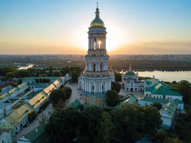 Şafakta Kiev Pechersk Lavra. Açık bir sabah. Hava aracı görünümü.
