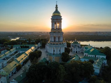 Şafakta Kiev Pechersk Lavra. Açık bir sabah. Hava aracı görünümü.