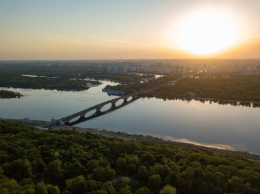 Şafakta Kiev 'deki Dinyeper nehri. Açık bir sabah. Hava aracı görünümü.