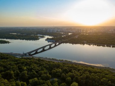 Şafakta Kiev 'deki Dinyeper nehri. Açık bir sabah. Hava aracı görünümü.
