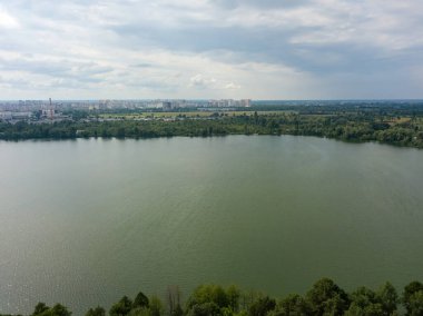 Yazın Forest Gölü. Hava aracı görünümü.