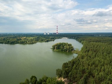 Yazın Forest Gölü. Hava aracı görünümü.