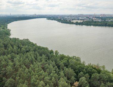 Yazın Forest Gölü. Hava aracı görünümü.