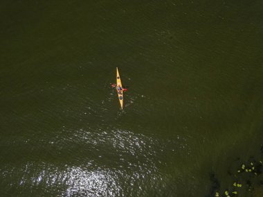 Yazın nehirde kano. Hava aracı görünümü.