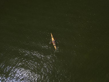 Yazın nehirde kano. Hava aracı görünümü.