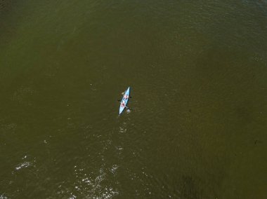 Yazın nehirde kano. Hava aracı görünümü.