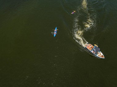 Yazın nehirde kano. Hava aracı görünümü.