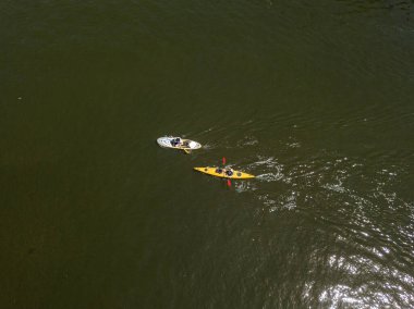 Yazın nehirde kano. Hava aracı görünümü.
