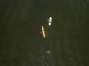 Yazın nehirde kano. Hava aracı görünümü.
