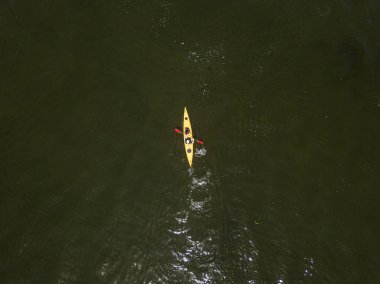 Yazın nehirde kano. Hava aracı görünümü.