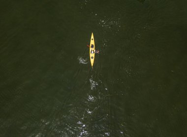 Yazın nehirde kano. Hava aracı görünümü.
