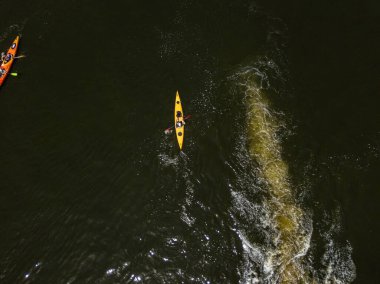 Yazın nehirde kano. Hava aracı görünümü.