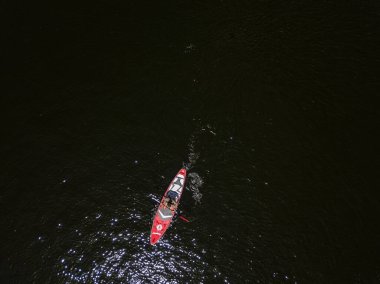 Yazın nehirde kano. Hava aracı görünümü.