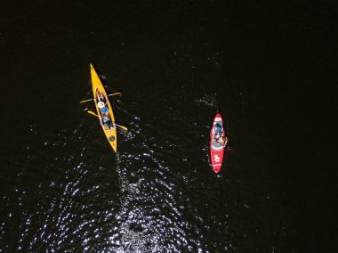 Yazın nehirde kano. Hava aracı görünümü.