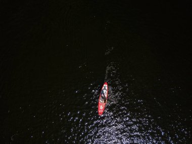 Yazın nehirde kano. Hava aracı görünümü.