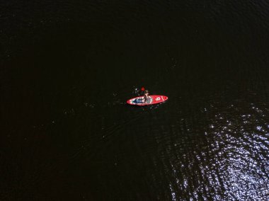 Yazın nehirde kano. Hava aracı görünümü.