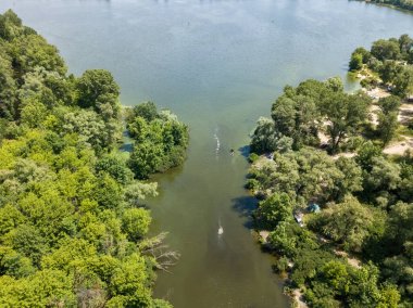 Yazın yeşil ağaçların arasında bir nehir. Hava aracı görünümü.
