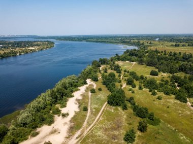 Yazın Kiev 'deki Dinyeper Nehri. Hava aracı görünümü.