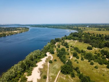 Yazın Kiev 'deki Dinyeper Nehri. Hava aracı görünümü.