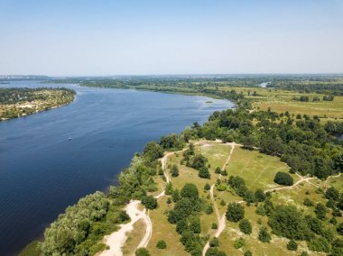 Yazın Kiev 'deki Dinyeper Nehri. Hava aracı görünümü.