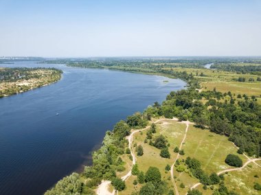Yazın Kiev 'deki Dinyeper Nehri. Hava aracı görünümü.