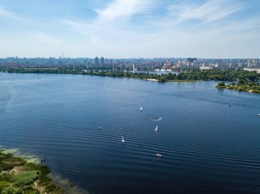 Yazın Kiev 'deki Dinyeper Nehri. Hava aracı görünümü.