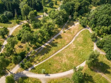 Yazın parkta toprak yol. Hava aracı görünümü.
