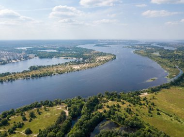 Yazın Kiev 'deki Dinyeper Nehri. Hava aracı görünümü.