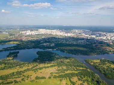 Yazın Kiev 'deki Dinyeper Nehri. Hava aracı görünümü.