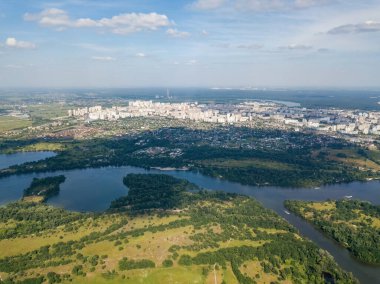 Yazın Kiev 'deki Dinyeper Nehri. Hava aracı görünümü.