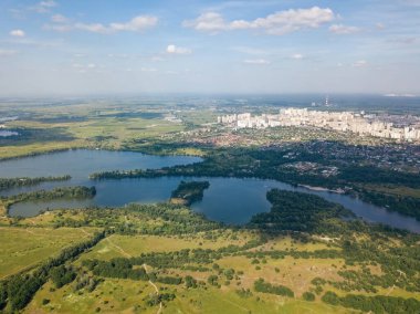 Yazın Kiev 'deki Dinyeper Nehri. Hava aracı görünümü.