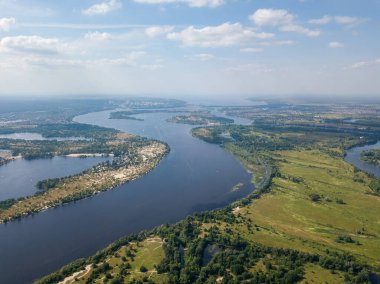 Yazın Kiev 'deki Dinyeper Nehri. Hava aracı görünümü.