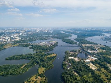 Yazın Kiev 'deki Dinyeper Nehri. Hava aracı görünümü.