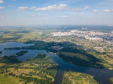 Yazın Kiev 'deki Dinyeper Nehri. Hava aracı görünümü.