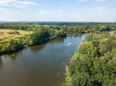 Yazın nehir kıyısında. Hava aracı görünümü.